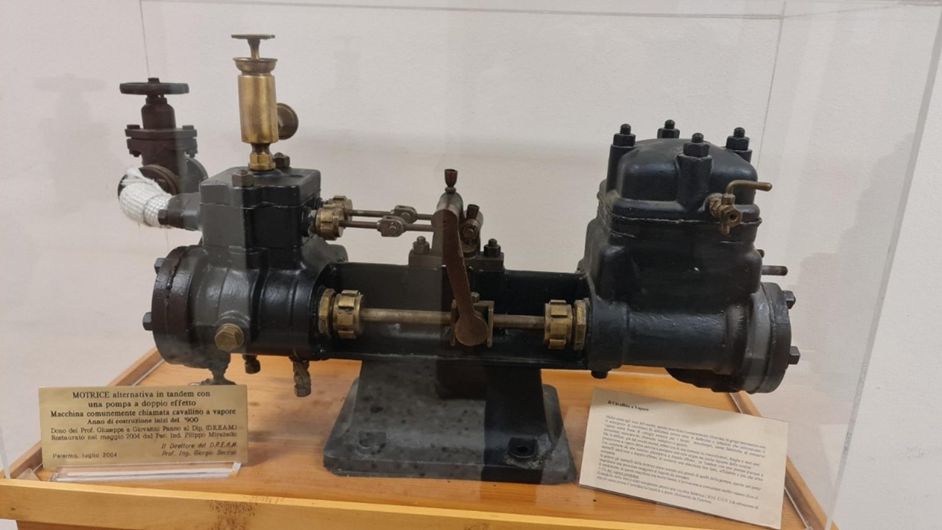 Comprising a steam-driven reciprocating engine operating a hydraulic pump., J. Angelo Salmoiraghi (Italia), 1900. Comprising a steam-driven reciprocating engine operating a hydraulic pump., J. Angelo Salmoiraghi (Italia), 1900.